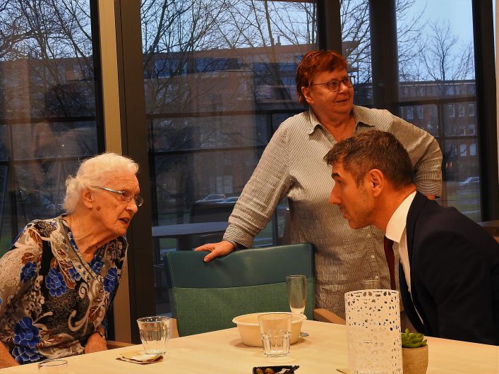 Paul Bokhuis bezoekt bewoners in Veldhuis