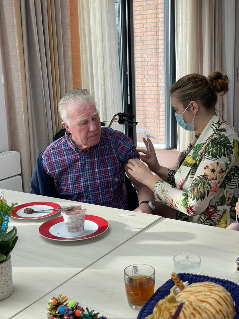 Eerste vaccinaties: ‘Een stapje dichter bij meer vrijheid’