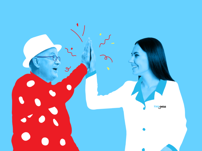 Illustratie van KleinGeluk medewerker die een oudere man een high five geeft